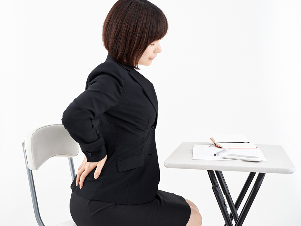 腰痛に苦しむ女性の画像