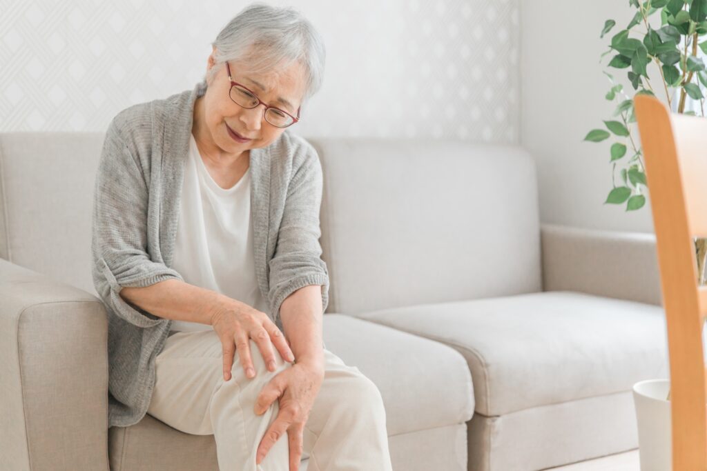 その膝の痛みは「仙骨調整が原因かも！